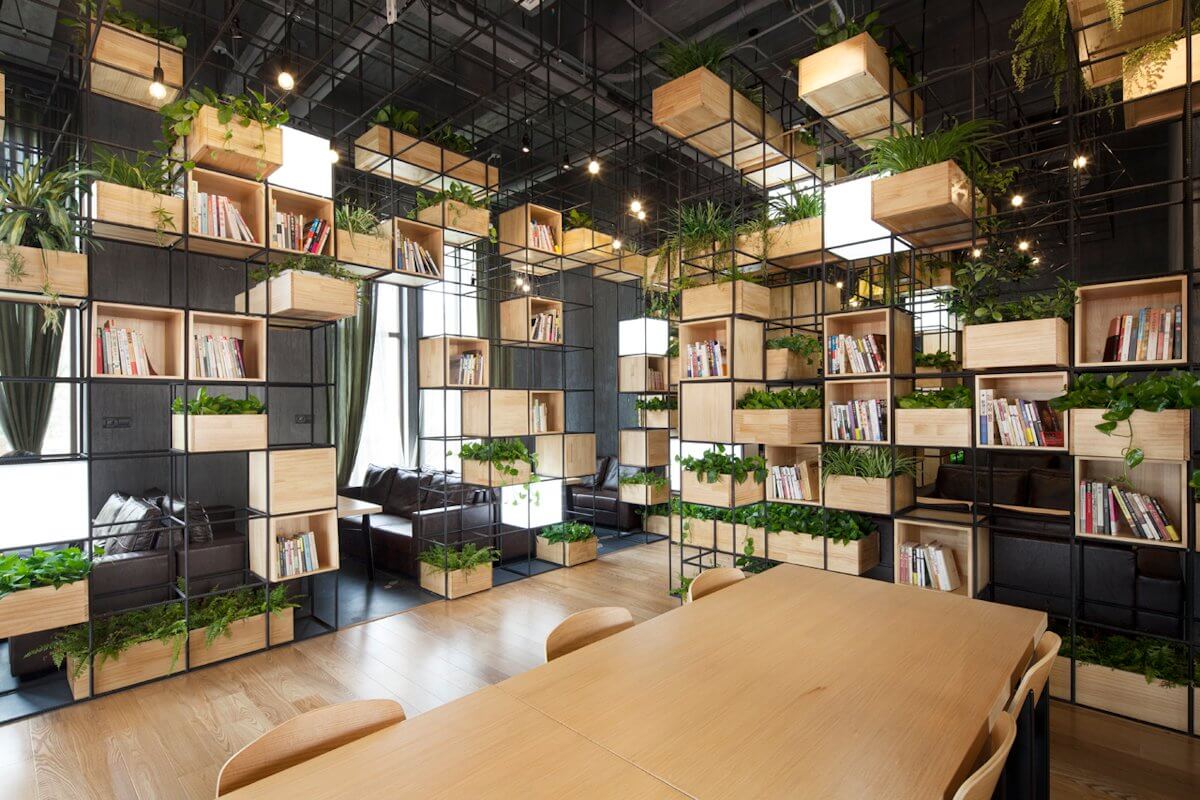 kinh doanh cafe nhỏ tiết kiệm không gian tối thiểu nhưng đầy đủ bàn ghế và trang trí đơn giản cho không gian thoáng mát